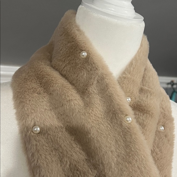 258. Elegant Tan Faux Fur Scarf with Pearls - Picture 4 of 4